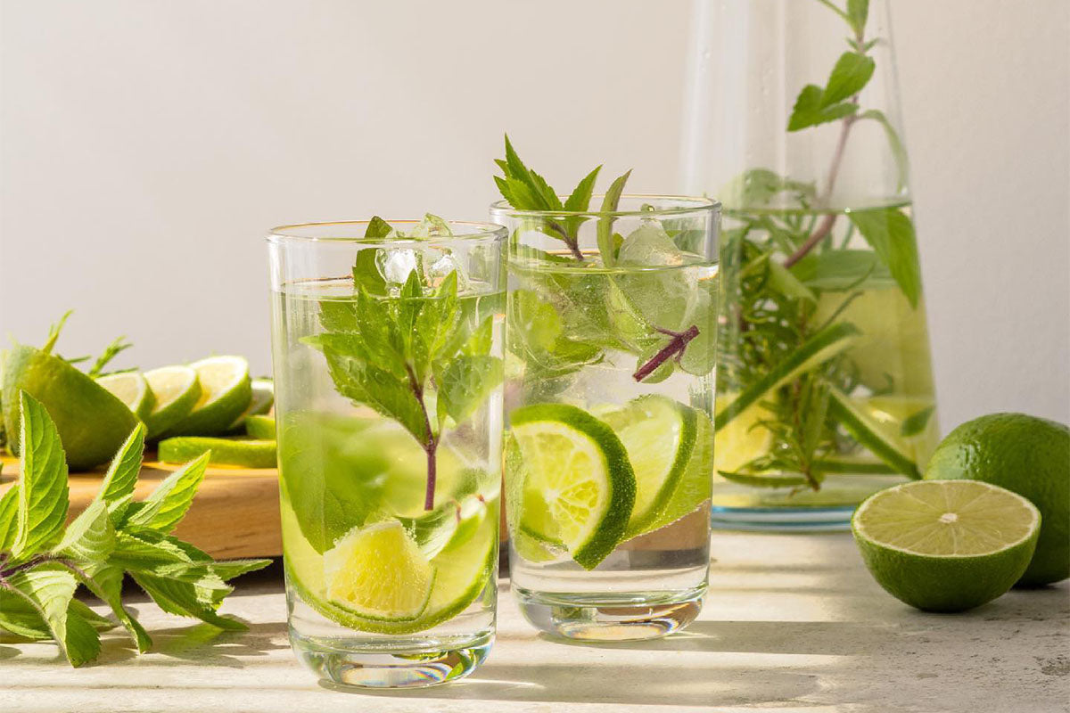 Wysoka karafka przezroczysta z lemoniadą