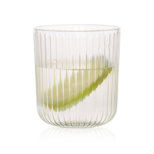 Szklanka wody z plasterkiem limonki