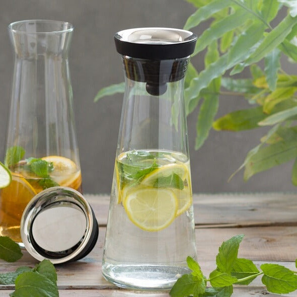Karafki szklane z lemoniadą
