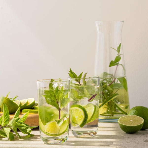 Wysoka karafka przezroczysta z lemoniadą