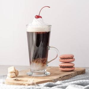 Napój kawowy z czerwoną wisienką w szklance do caffee latte