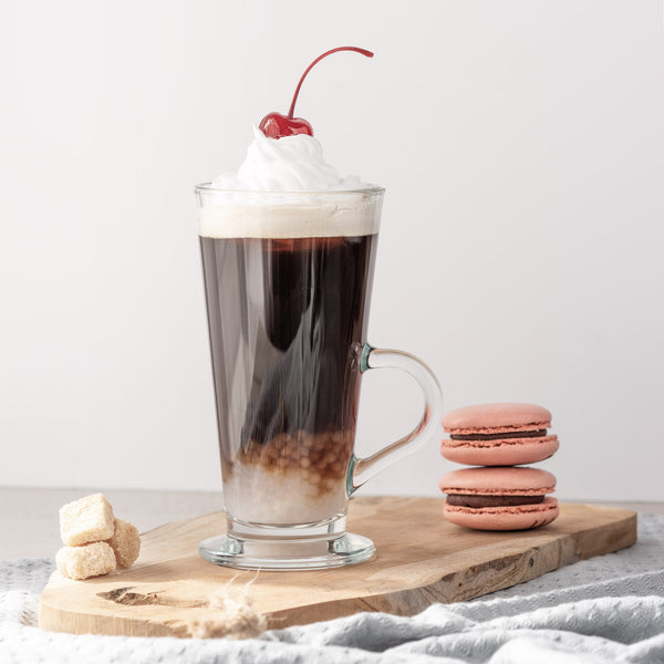 Napój kawowy z czerwoną wisienką w szklance do caffee latte