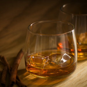 Szklanka w kształcie bombki do whiskey