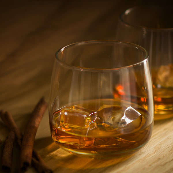 Szklanka w kształcie bombki do whiskey