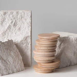 dekielki drewniane kompozycja - jeden na drugim