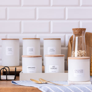 Pojemniki białe matowe do przechowywania żywności PURE na blacie kuchennym