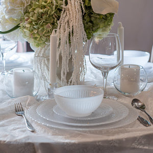 Miska szklana ryflowana kompozycja na stole