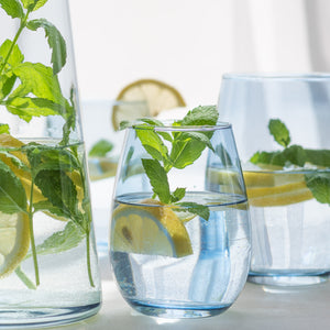 Szklanka niebieska pretty z orzeźwiającą lemoniadą