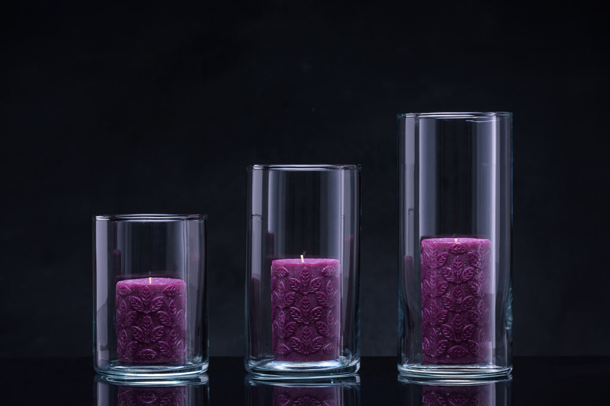 Fioletowe świece dekoracyjne w szklanych tubach
