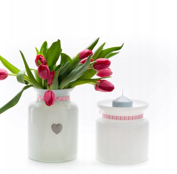 Biały słój udekorowany wstążką i tulipanami