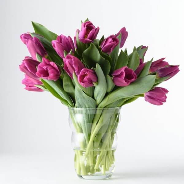 Bukiet fioletowych tulipanów w wazonie o oryginalnym kształcie bąbelkowym