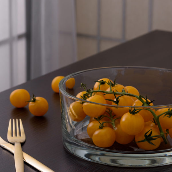 Salaterka szklana z pomarańczowymi pomidorami koktajlowymi