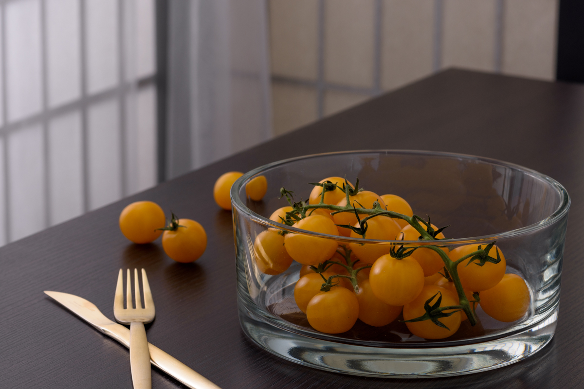 Salaterka szklana z pomarańczowymi pomidorami koktajlowymi