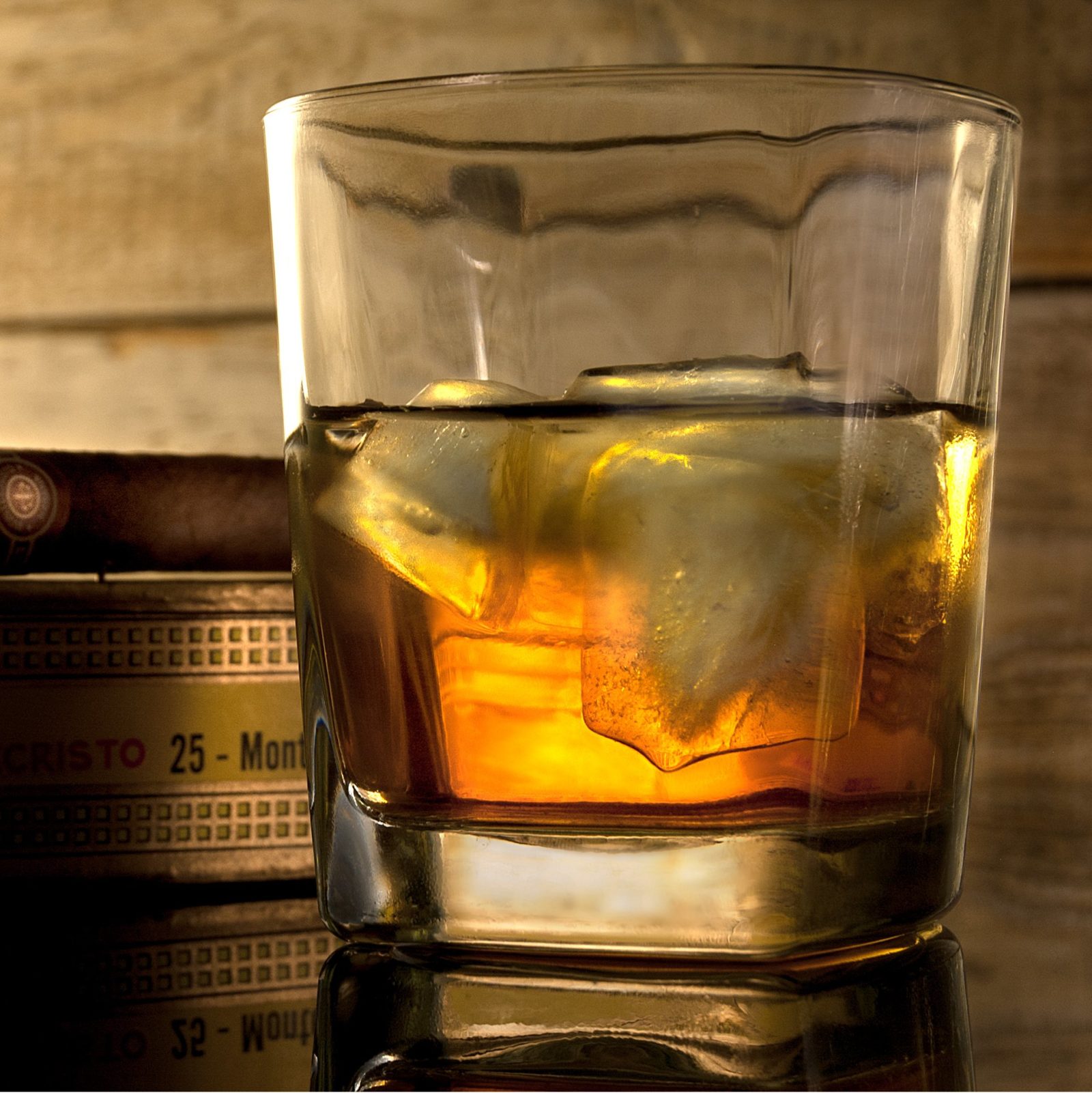 Niska szklanka do whisky z lodem