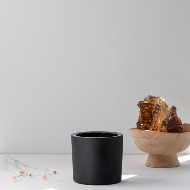 Czarny pojemnik szklany na zalew świec