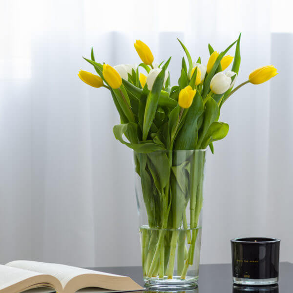 Wazon szklany klasyczny z żółtymi kwiatami