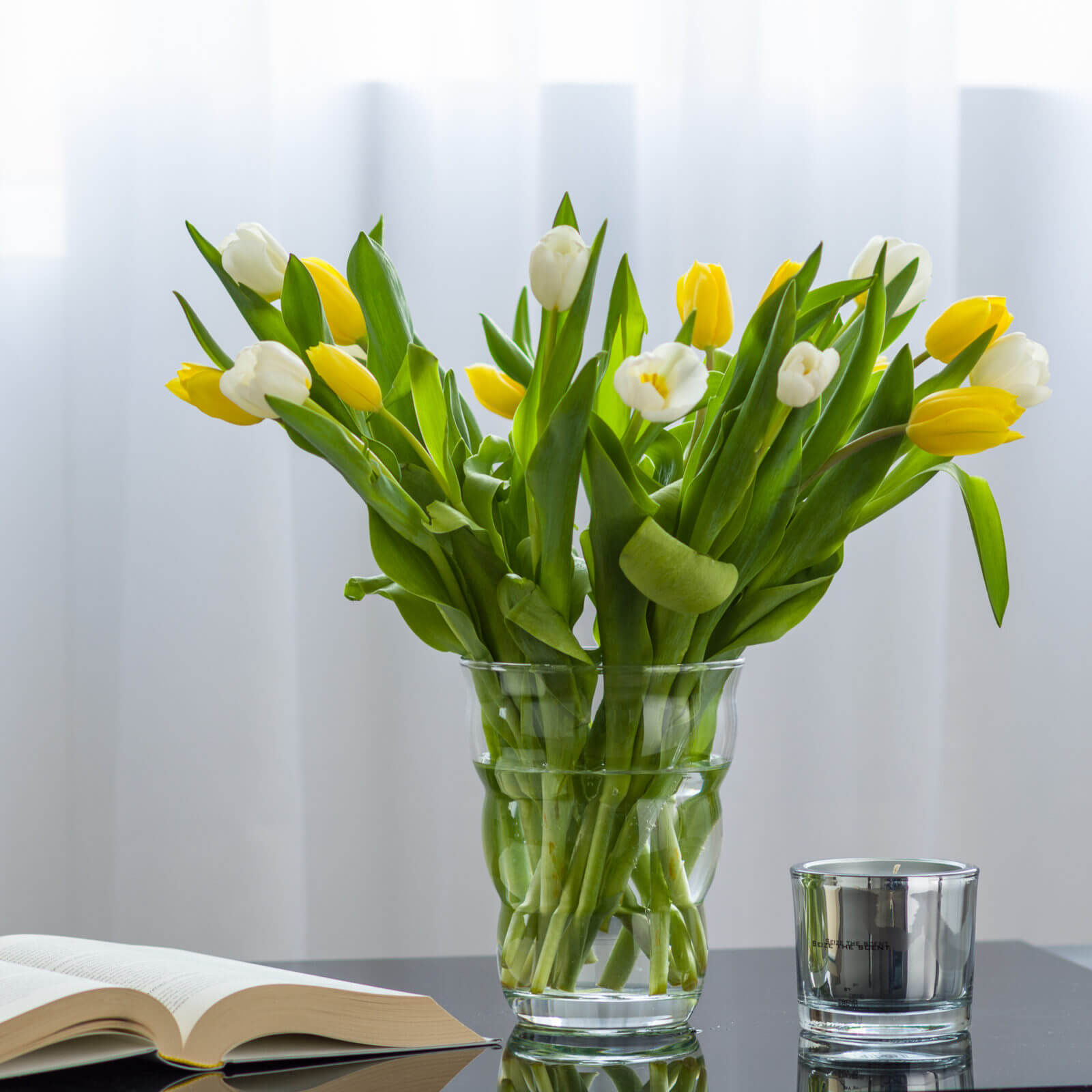 Wazon szklany o oryginalnym designie z żółtymi kwiatami