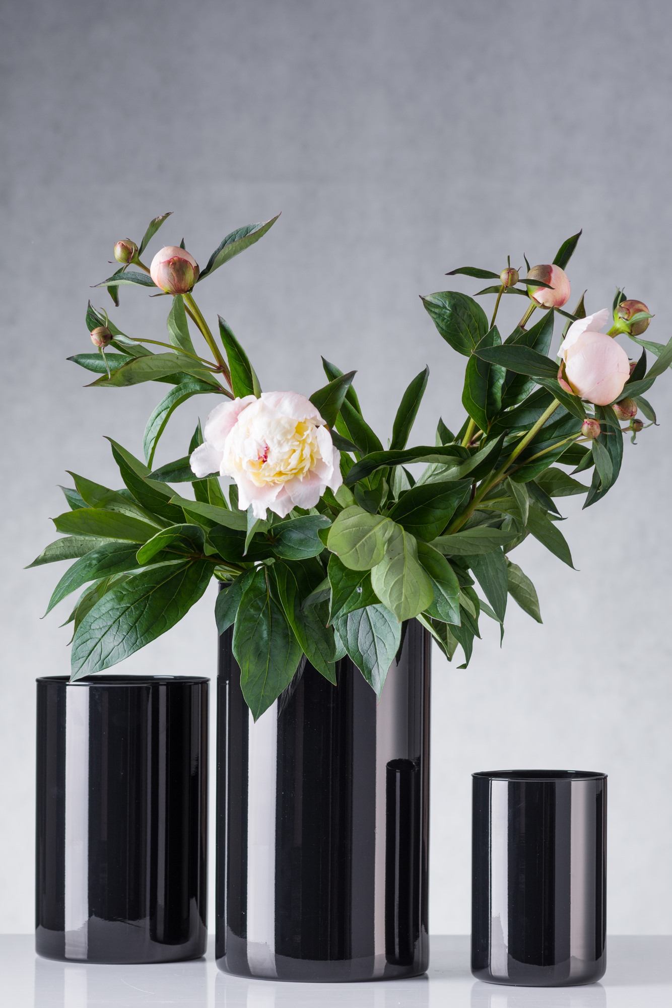 Czarny zestaw wazonów tub z połyskiem