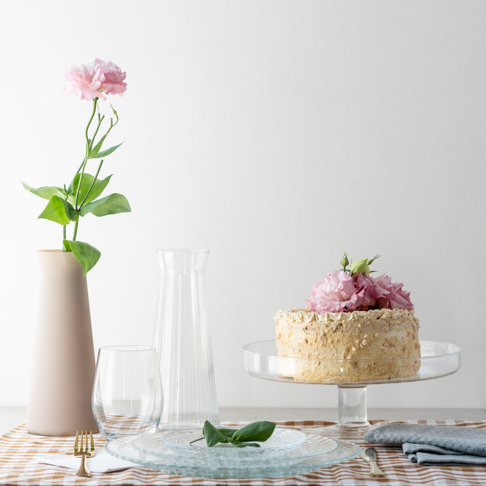 Patera szklana, wazon, karafka jako elementy dekoracji stołu