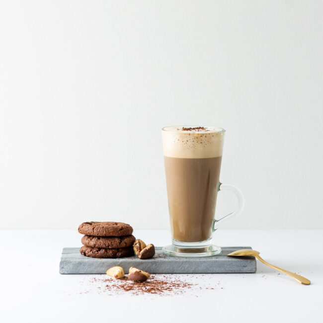 Deser z czekoladowych ciastek i aromatycznej kawy z pianką