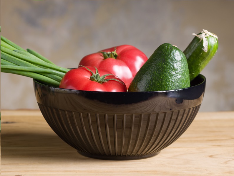 Czarna salaterka szklana z pomidorami i zielonymi warzywami