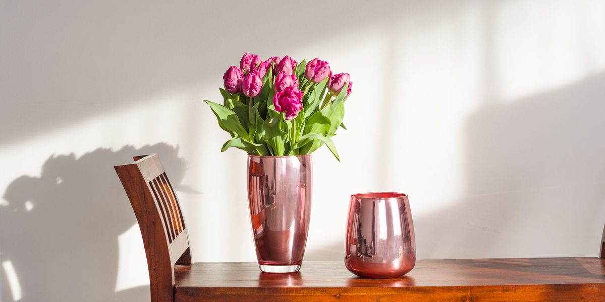Różowy połyskujący wazon z ciemnoróżowymi tulipanami
