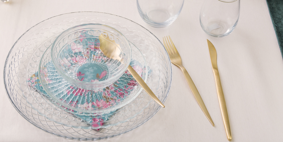 Zestaw talerzy z dekoracyjnym wzorem w zastawie stołowej