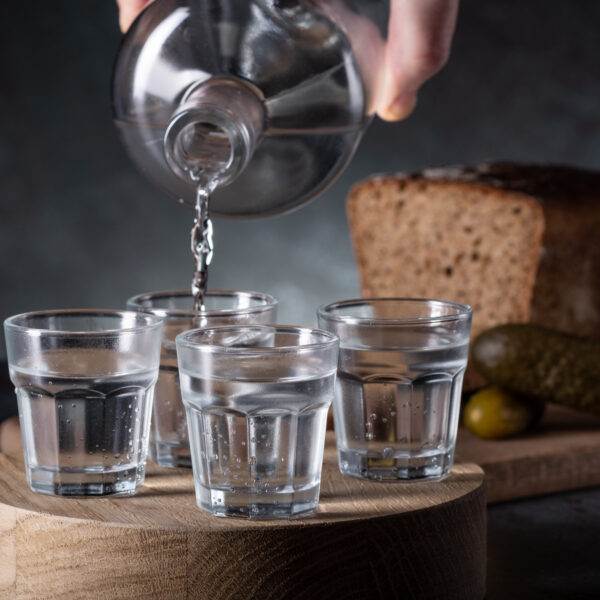Rozlewanie wódki do kieliszków