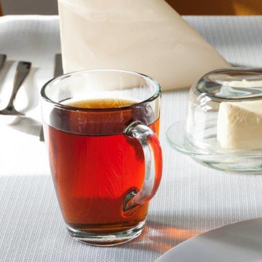 Szklany kubek z uchem z aromatyczną herbatą