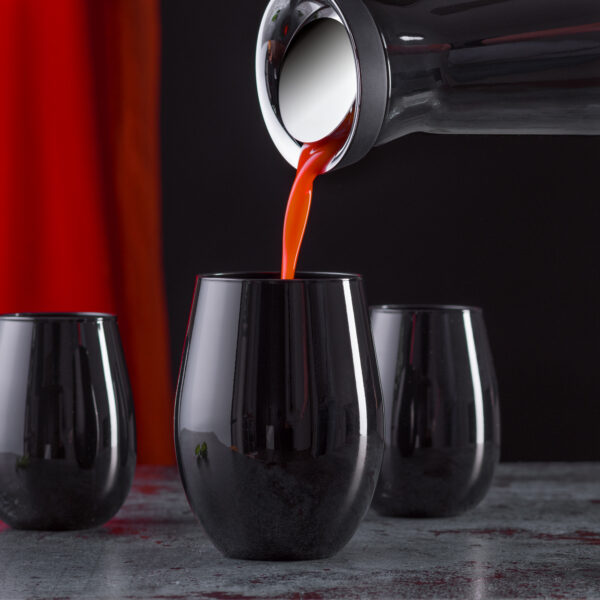 Czarna szklanka z czerwonym napojem