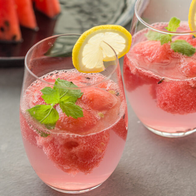 Szklanka Pretty z napojem z malinami