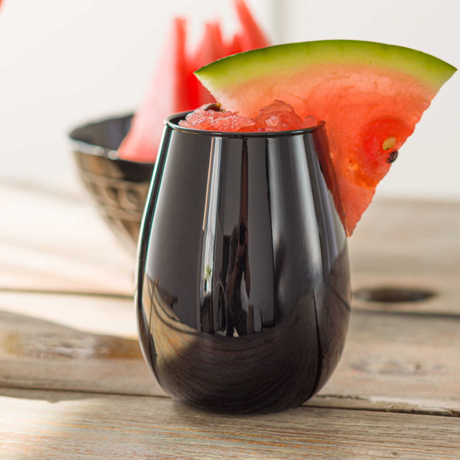 Czarna szklanka Pretty z drinkiem z arbuza
