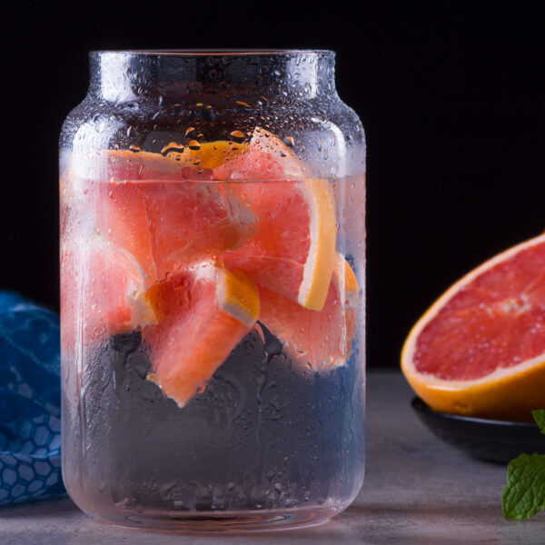 Woda z grapefruitem w pojemniku szklanym