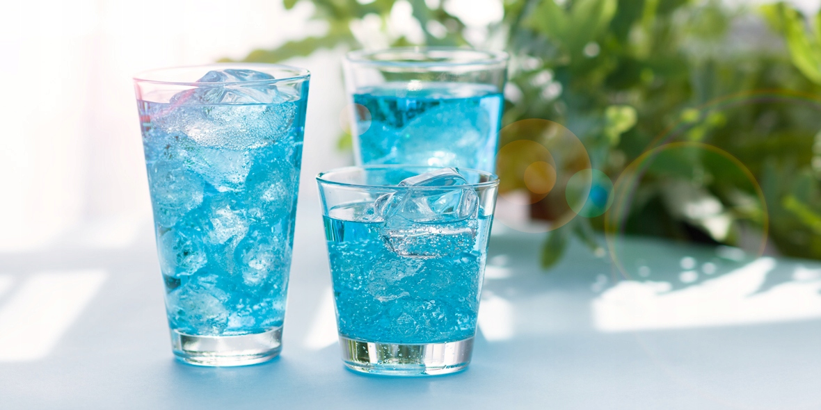 Szklanka z niebieskim drinkiem
