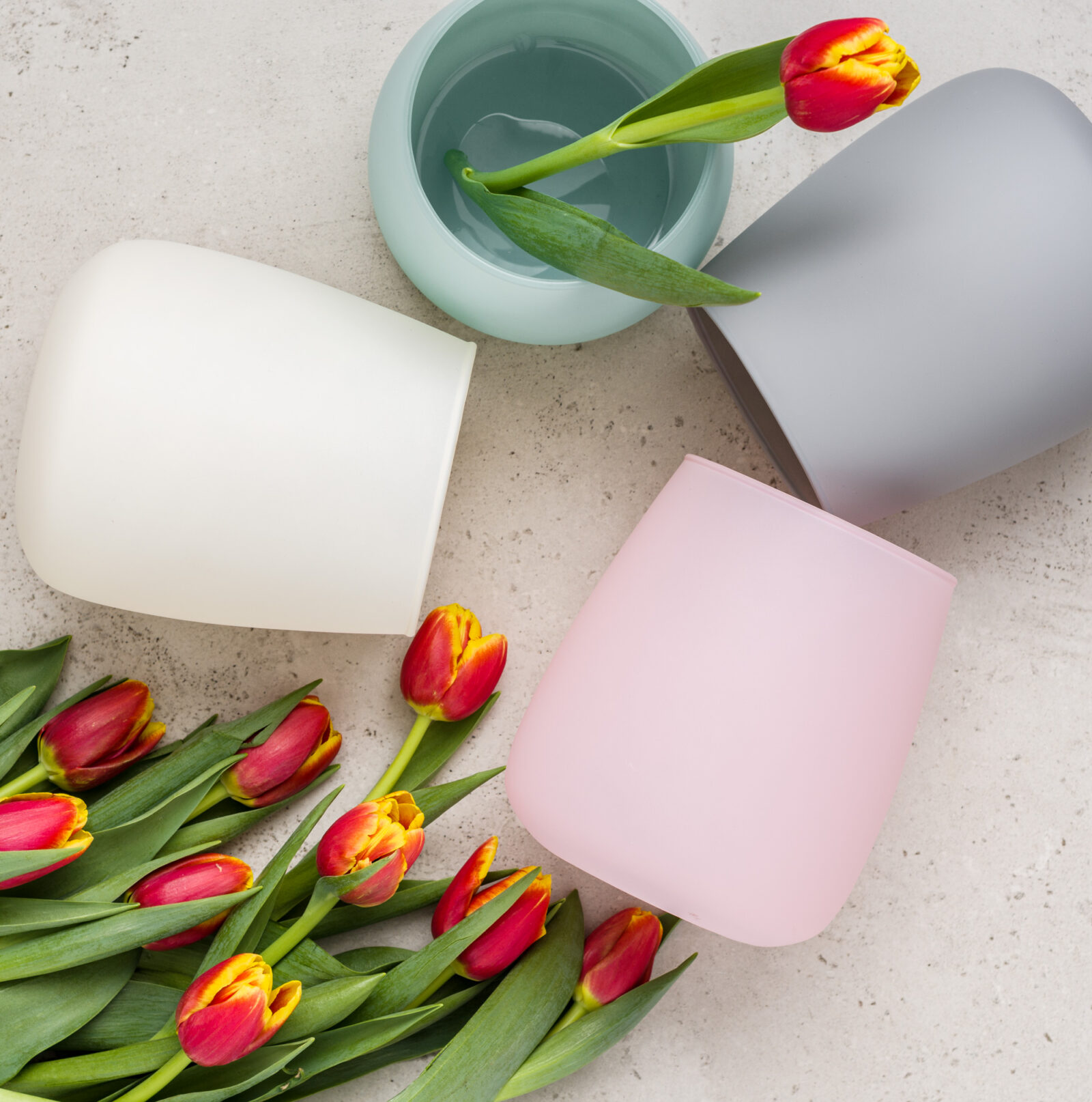 3 kolory wazonów szary mat w towarzystwie tulipantów