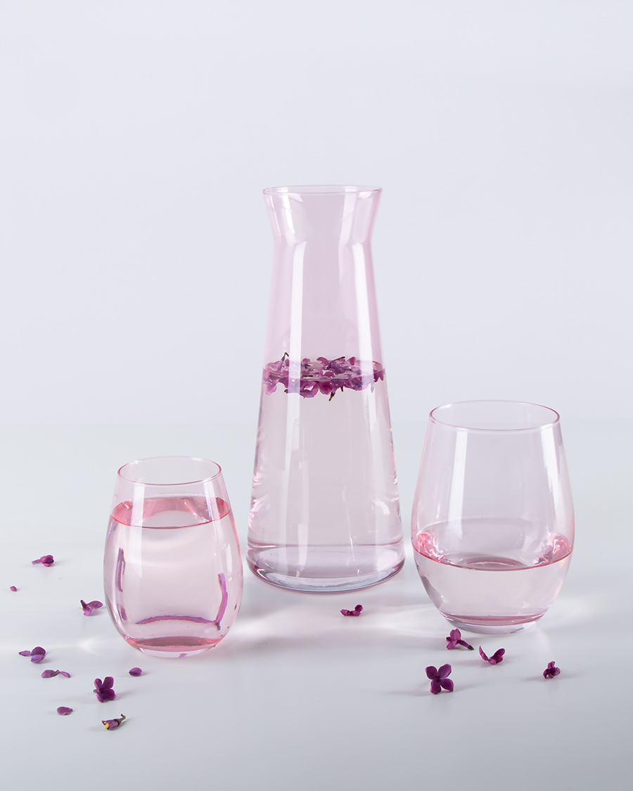 Karafka ze szklankami koloru różowego