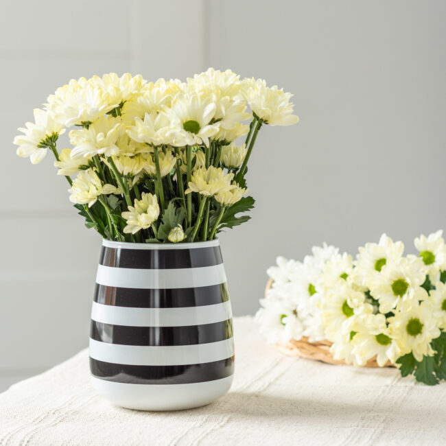 Wazon szklany biało-czarny ze stokrotkami