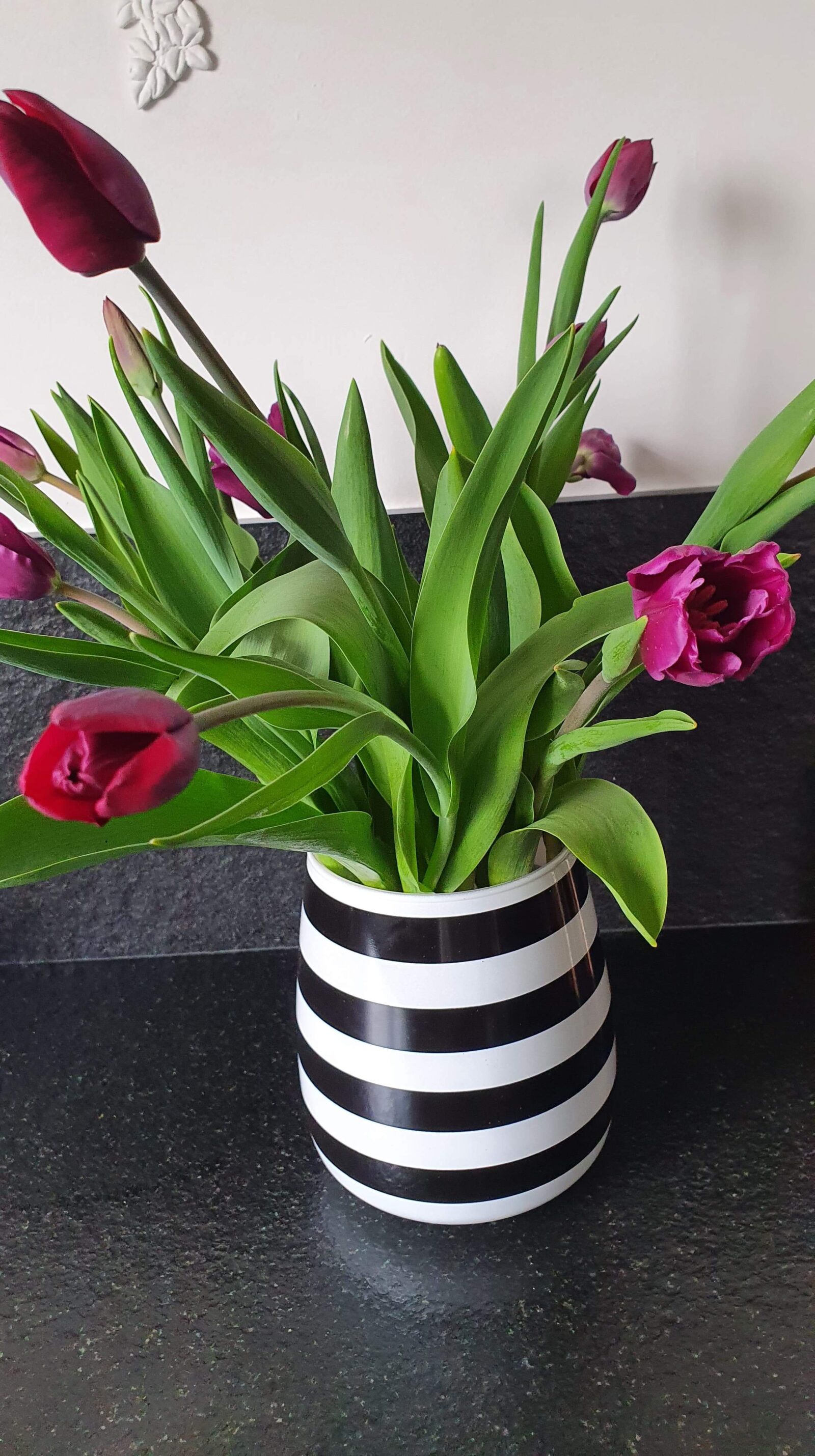 Wazon szklany biało-czarny ozdobiony tulipanami