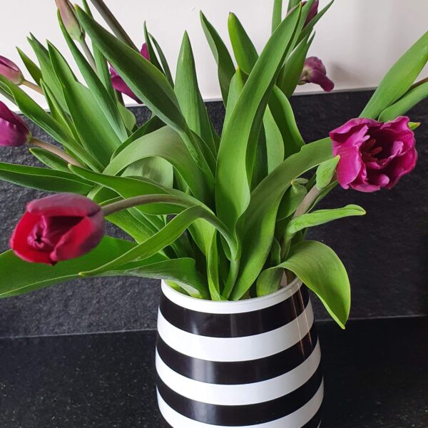 Wazon szklany biało-czarny ozdobiony tulipanami