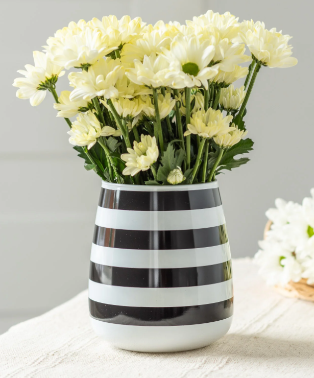 Wazon biało-czarny w pasji dekoracyjny na kwiaty