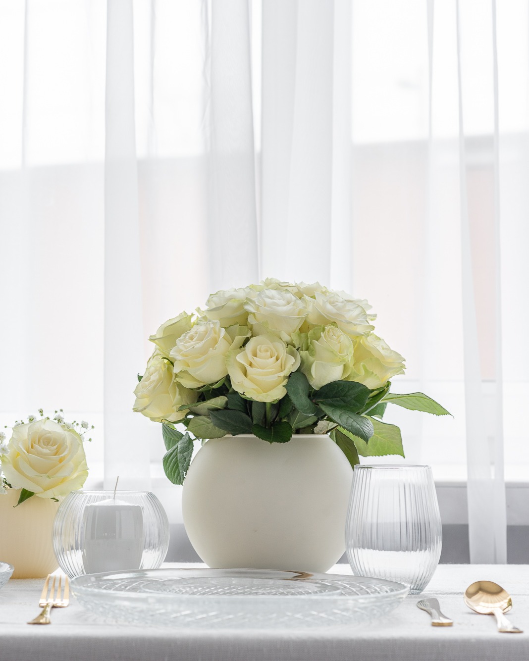 Szklana kula użyta jako wazon do kwiatów ciętych