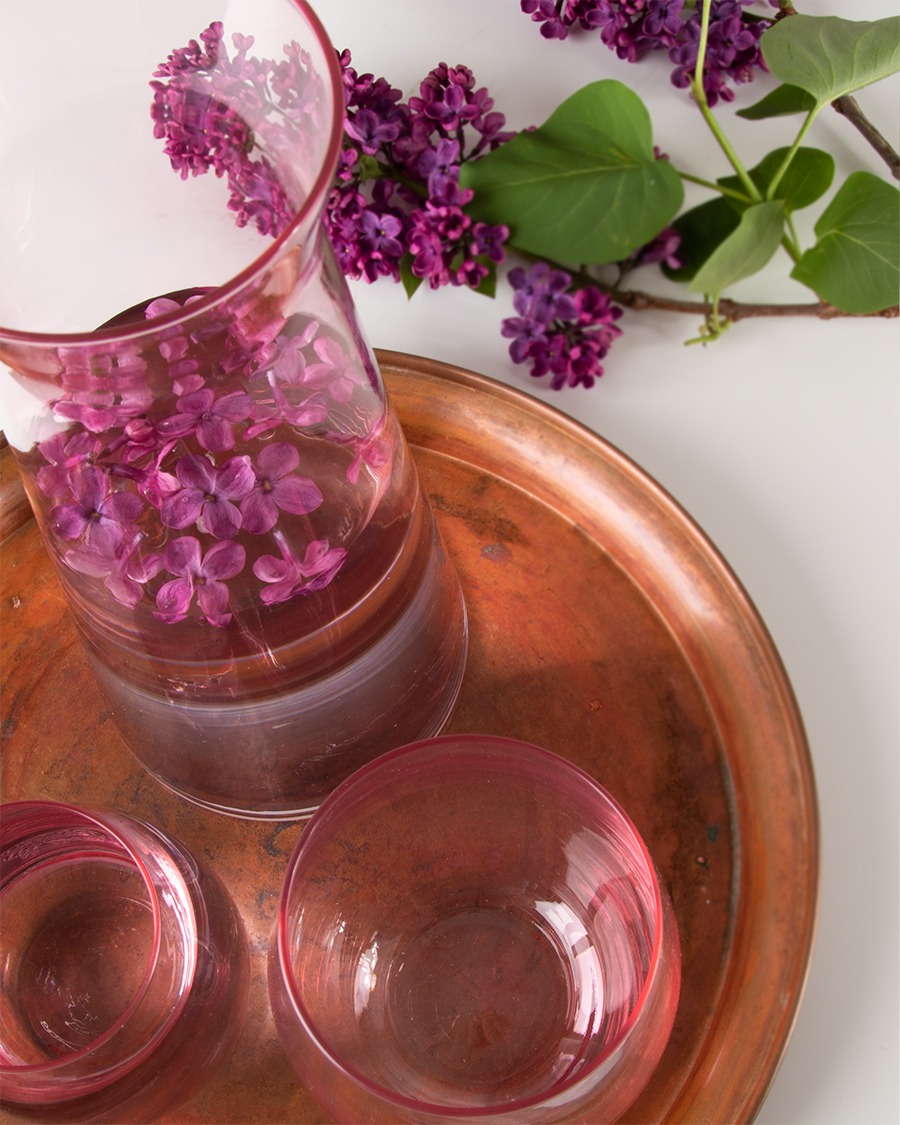 Różowy zestaw do wody złożony z karafki i szklanek