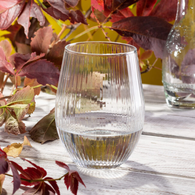 Szklanka Waterfall na tle liści