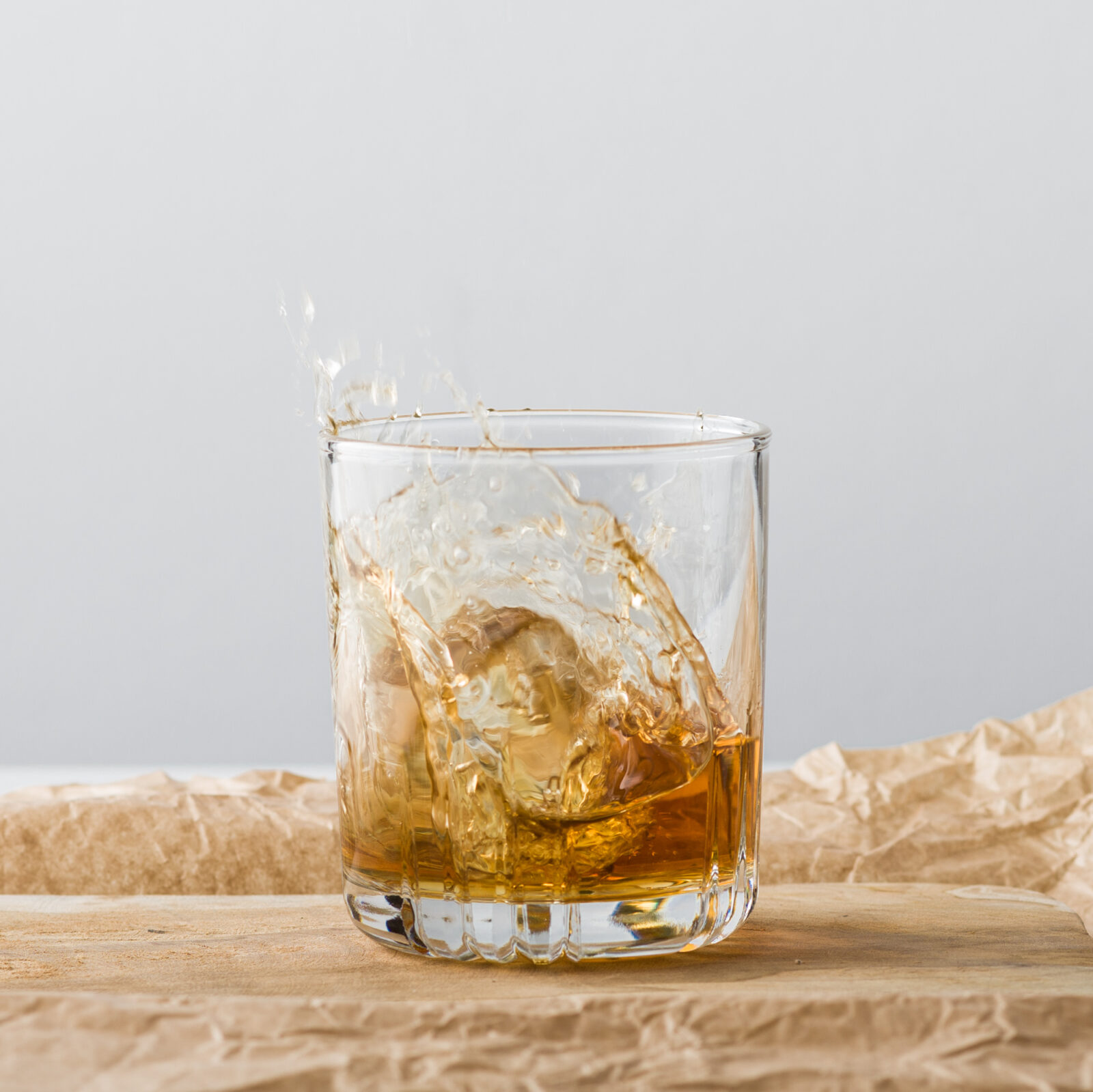 Drink z whisky podany w szklance z dekorem