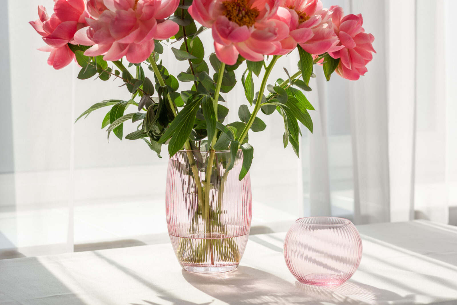 Elegancki różowy wazon prążkowany dekoracja