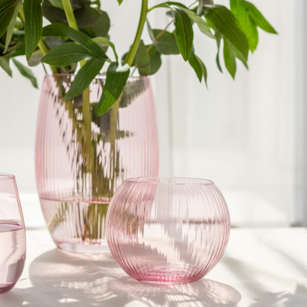 Różowy wazon prążkowany i różowy wazon kula