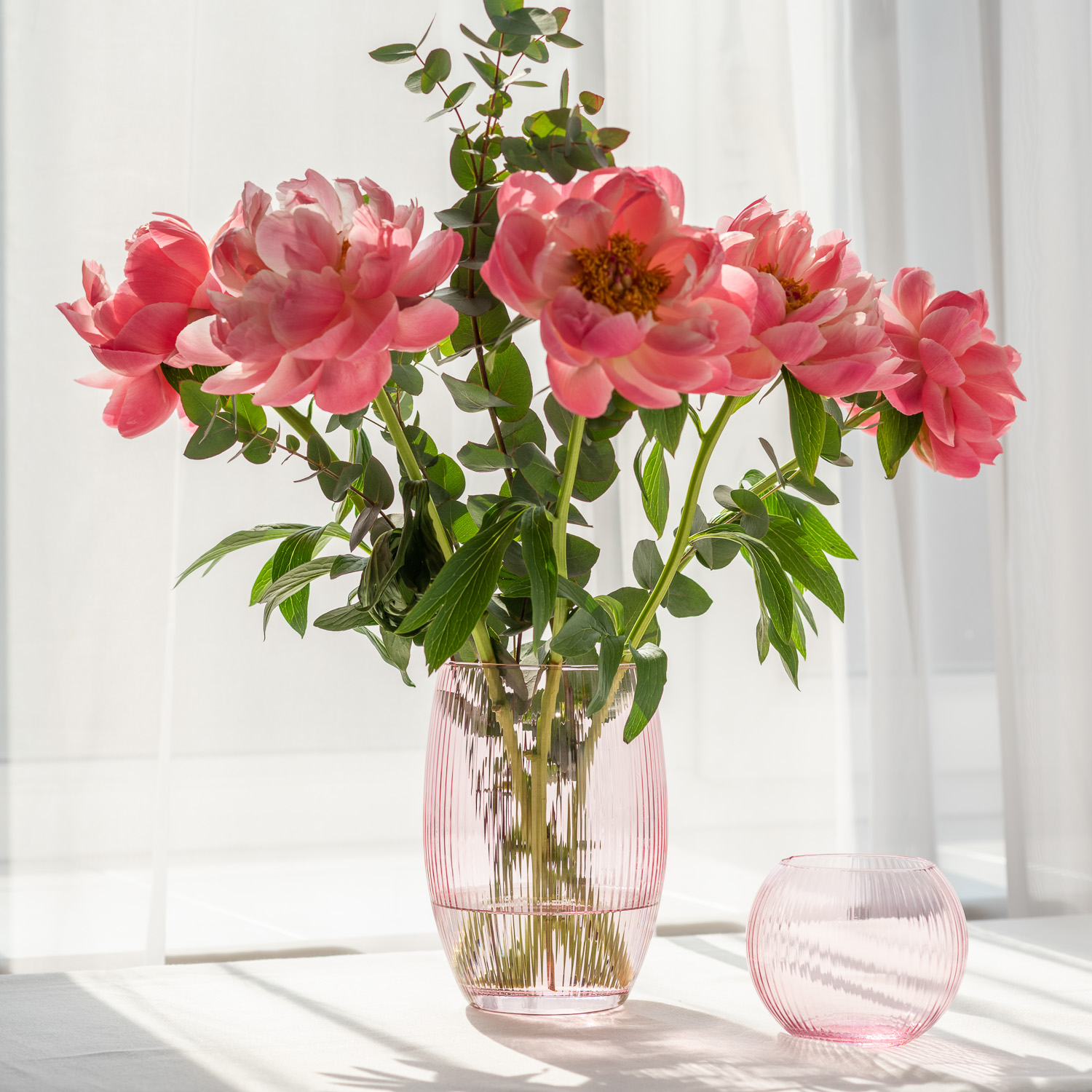 Wazon prążkowany różowy z ciętymi kwiatami