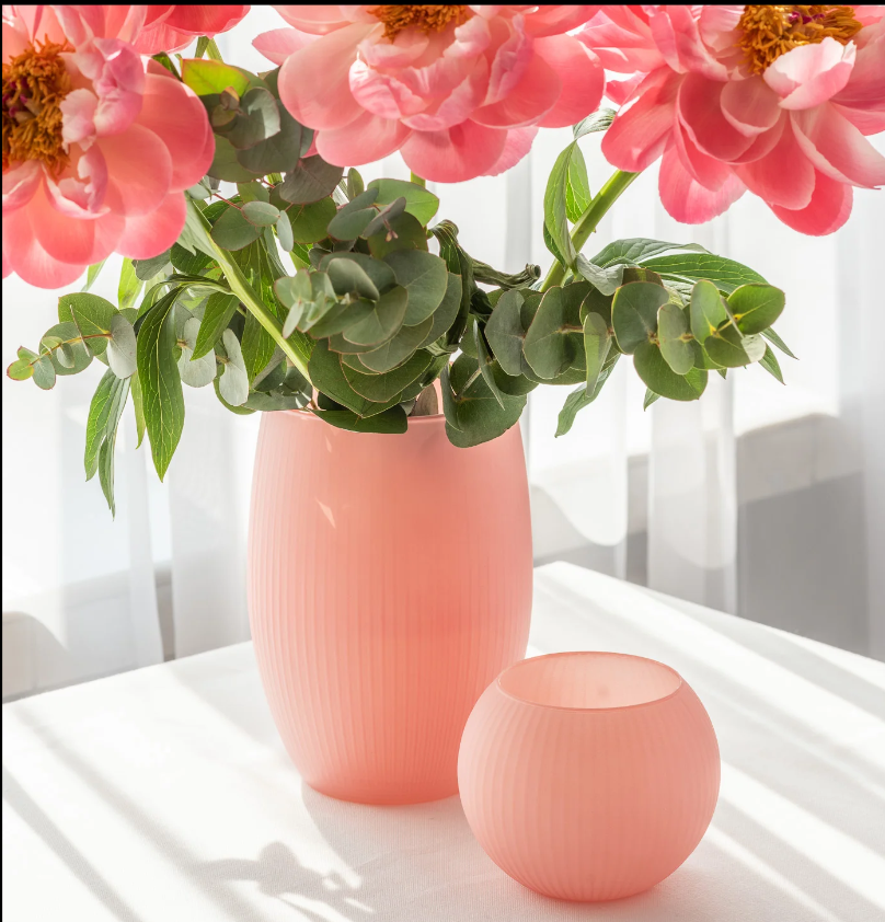 wazon prążkowany różowy ze szkła wysokośc 20cm 