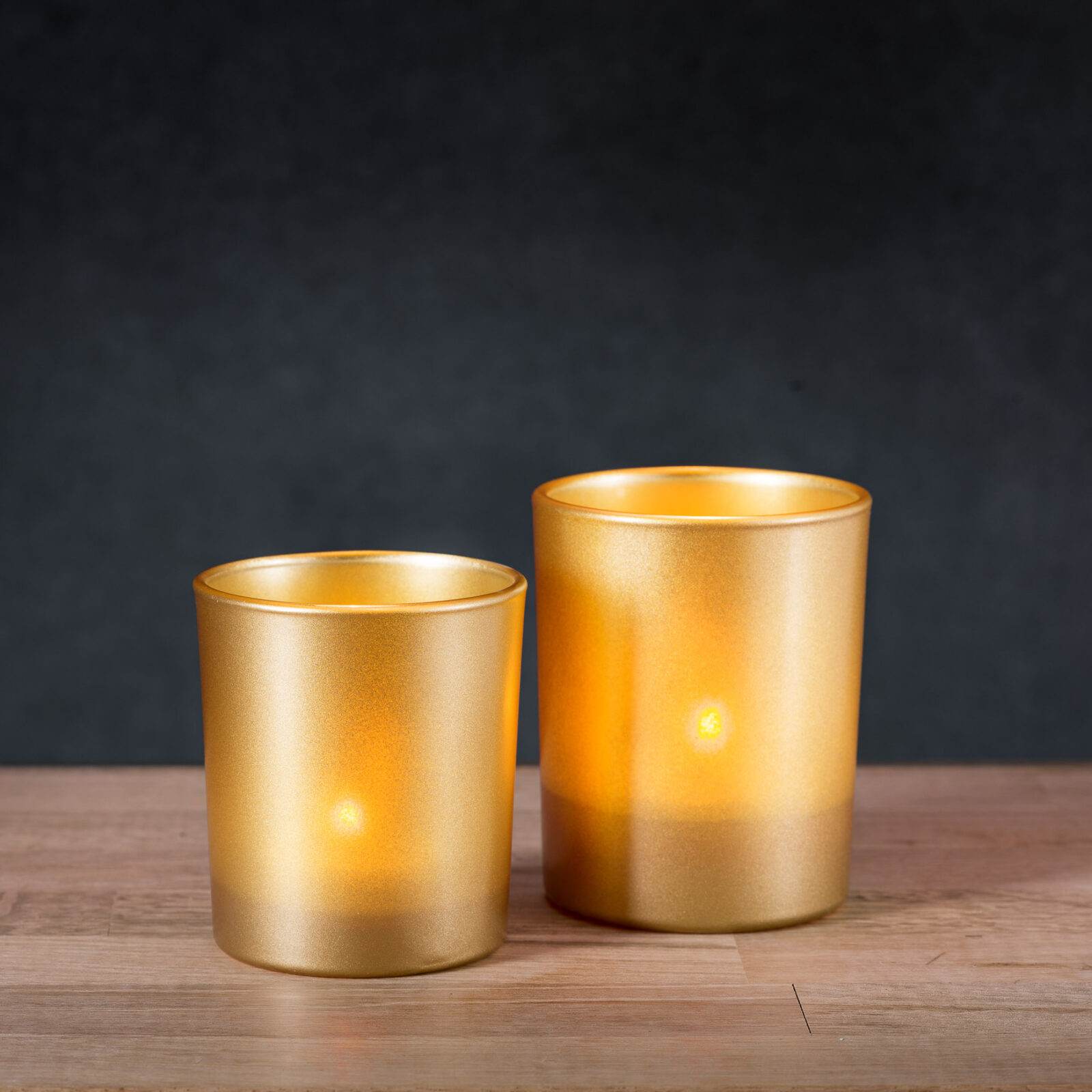 Połyskująca świeczka w złotym pojemniku