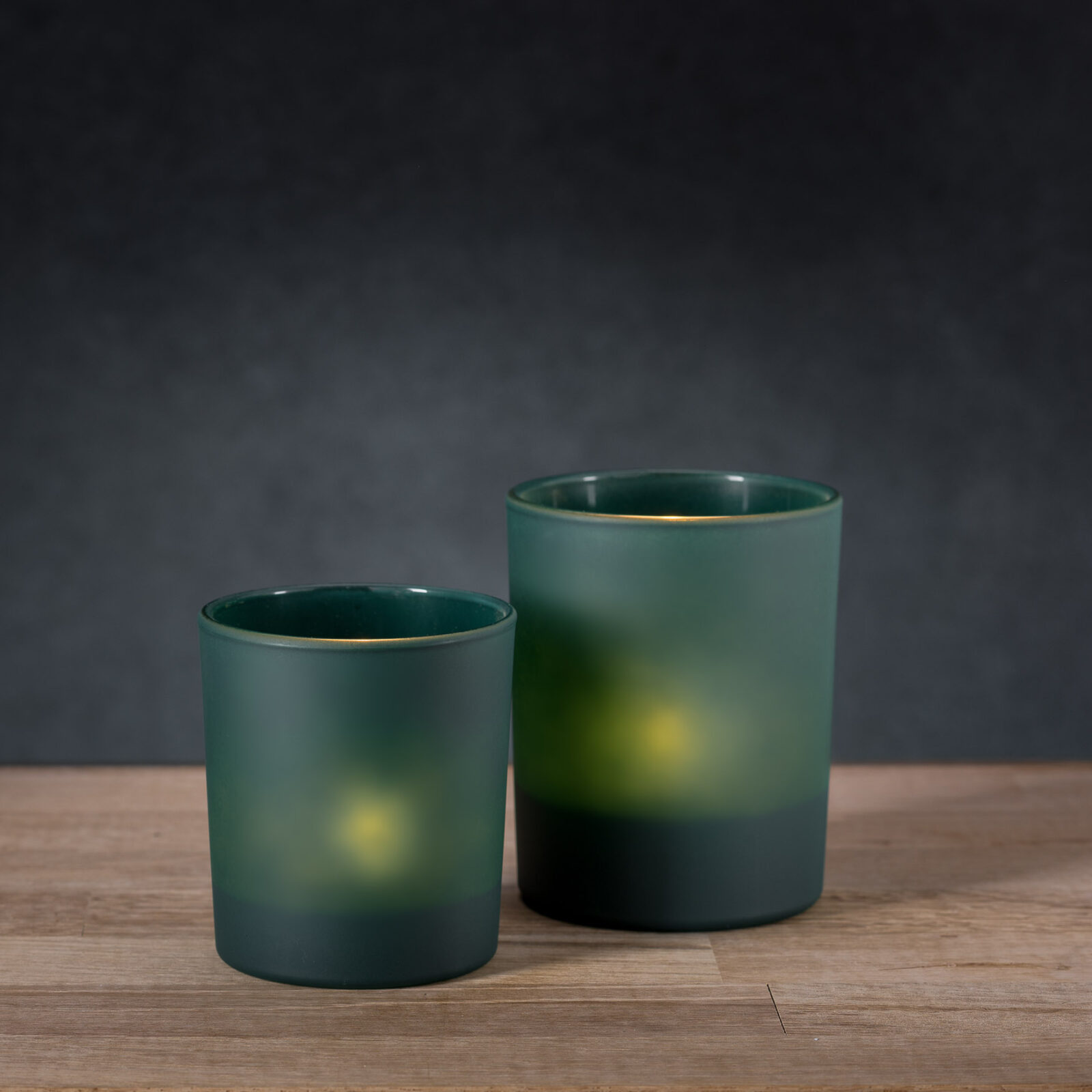 Zielone pojemniki szklane w stylu rustykalnym w blasku świec